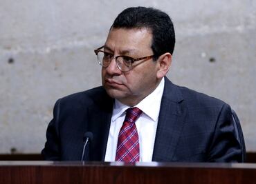 Magistrado acepta ser dueño de autos, y no los declara