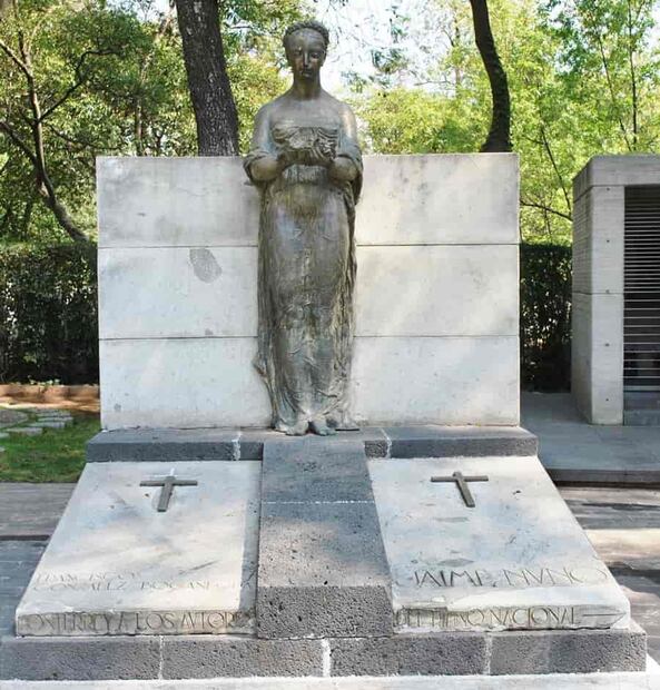 Tumbas de Francisco González Bocanegra y Jaime Nunó en la ahora Rotonda de las Personas Ilustres del Panteón Civil de Dolores. Foto: Wikimedia Commons.