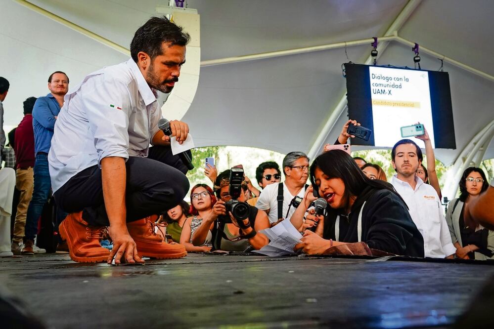 En la Universidad Autónoma Metropolitana campus Xochimilco, el emecista recibió cuestionamientos por parte de los alumnos, quienes dijeron que ninguno de los candidatos los re presenta. Foto: Rogelio Morales Ponce | El Universal