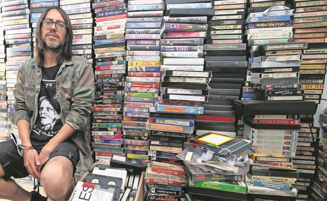 Hasta 20 mil pesos le han ofrecido al coleccionista Dirceu Castro por uno de sus títulos pero no los venderá, asegura. Foto: Carlos Mejía/EL UNIVERSAL