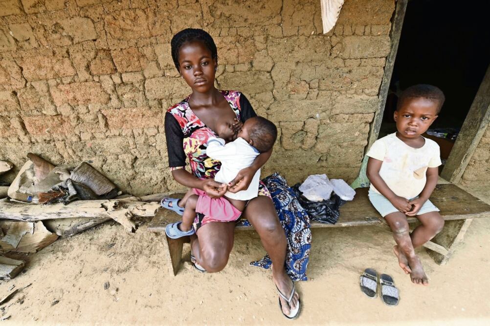 Una refugiada de Camerún alimenta a su bebé en Bashu-Okpambe, Nigeria. África subsahariana tiene las tasas más altas de embarazos adolescentes (AFP. ARCHIVO)