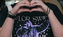 Swifties desafían el calor para seguir de cerca la boda de Taylor Swift y Travis Kelce