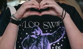 Swifties desafían el calor para seguir de cerca la boda de Taylor Swift y Travis Kelce