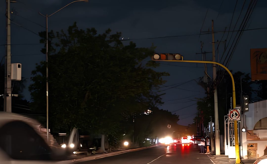 En varias zonas de Mérida y municipios del interior del estado se reportó la suspensión del servicio de energía eléctrica. | Foto: Especial.