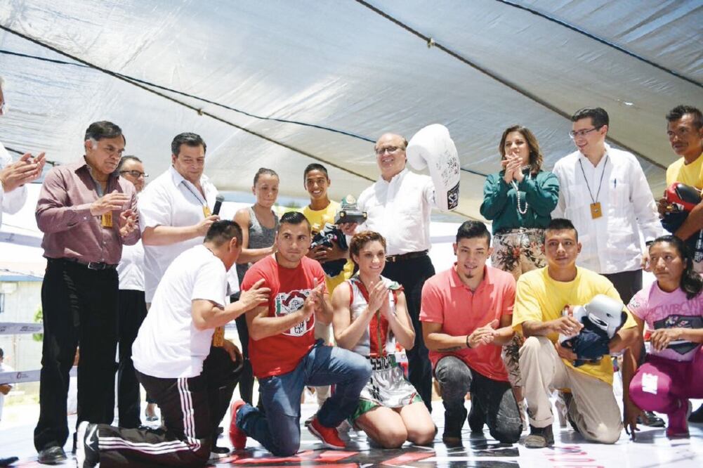 El gobernador Graco Ramírez y el presidente del Consejo Mundial de Box (CMB), Mauricio Sulaimán, entregaron a los internos del Cereso de Atlacholoaya equipo de entrenamiento (TOMADA DE TWITTER)