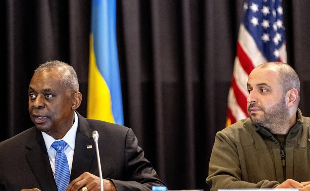 El secretario de Defensa de Estados Unidos, Lloyd Austin, y el ministro de Defensa de Ucrania, Rustem Umerov, durante una reunión del Grupo de Contacto para la Defensa de Ucrania, en la base aérea Ramstein, en Alemania. Foto: AP