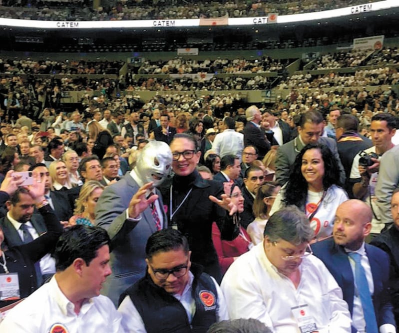 Personajes de farándula. El Hijo de El Santo y Yolanda Andrade fueron otros de los asistentes al encuentro de la CATEM. ALBERTO MORALES. EL UNIVERSAL