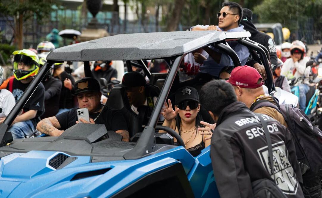 Policías de tránsito detienen rodada de motociclistas encabezada por Sandra Cuevas, que partió desde el Monumento a la Revolución y se dirigía al Ángel de la Independencia. Foto: Hugo Salvador / EL UNIVERSAL