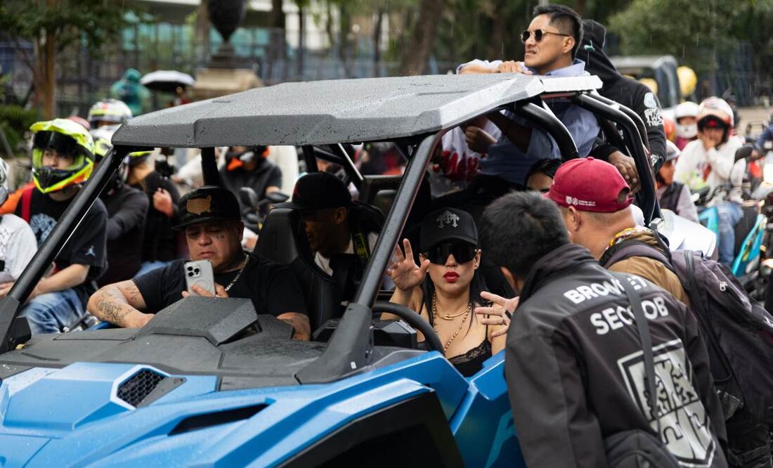 Policías de tránsito detienen rodada de motociclistas encabezada por Sandra Cuevas, que partió desde el Monumento a la Revolución y se dirigía al Ángel de la Independencia. Foto: Hugo Salvador / EL UNIVERSAL