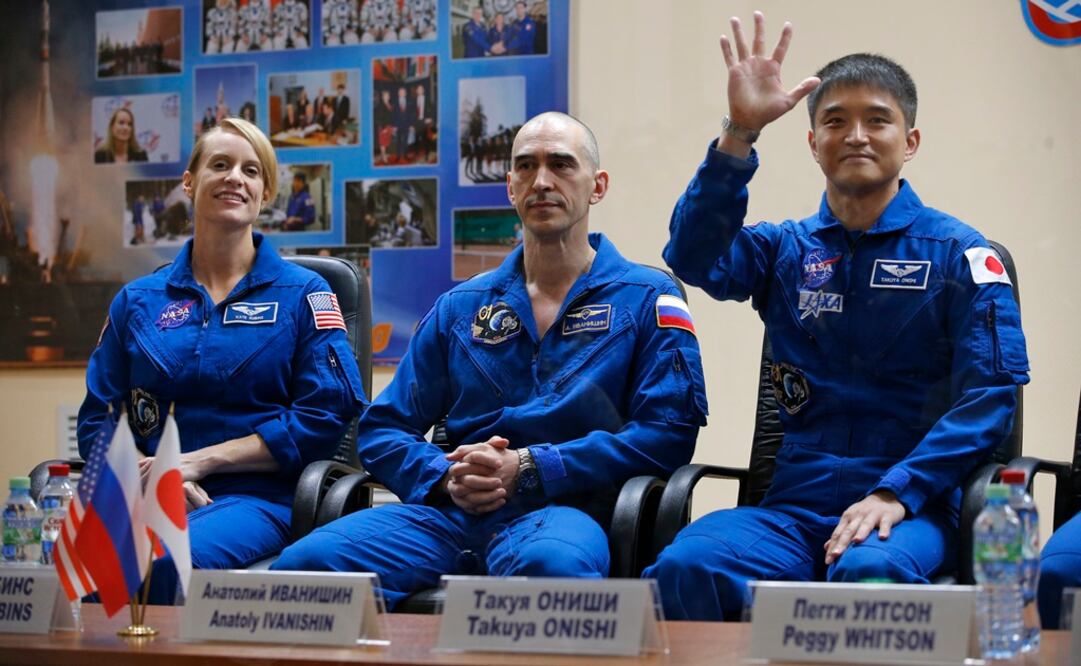 La cosmonauta estadounidense Kathleen Rubins, el ruso Anatoli Ivanishin, y el japonés Takutya Onishi. FOTO: AP