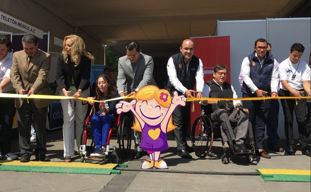 La feria de empleo se lleva a cabo en la explanada del municipio de Tlanepantla. Foto: Tomada de @TeletonMexico