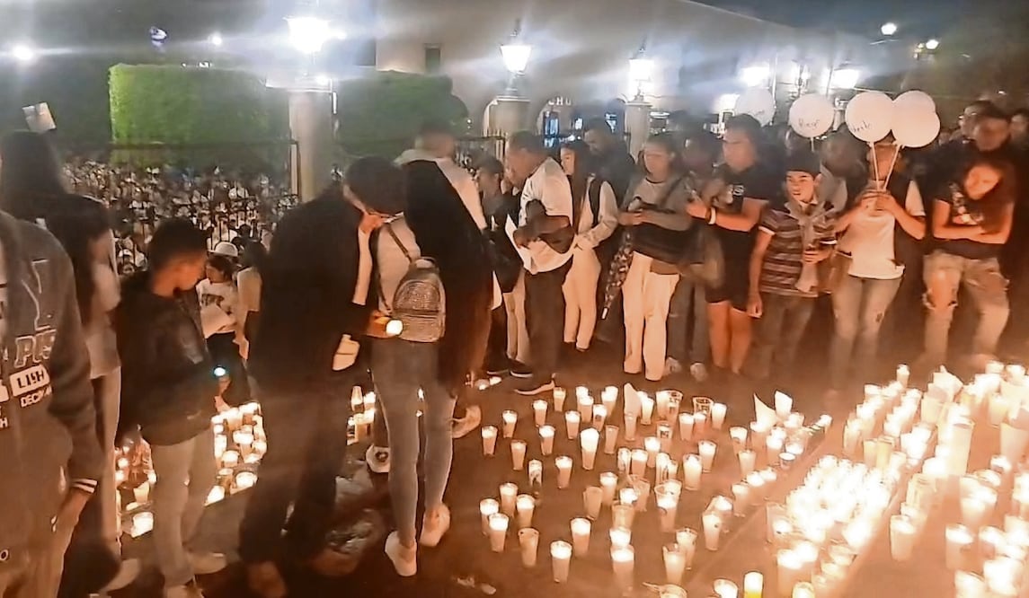 Pobladores de Lagos de Moreno llegaron a la parroquia de la Asunción a colocar una veladora por los 5 jóvenes desaparecidos. Foto: Especial
