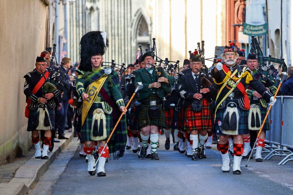 Gaiteros de Francia, Alemania y Reino Unido durante una procesión que inició en la Catedral de Bayeux, en Normandía. Foto: de Hannah Mckay. AFP