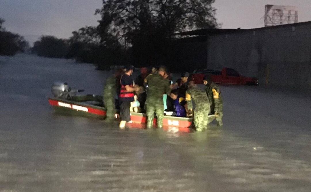 La Sedena rescató esta madrugada a familias que se encontraban en los techos de sus viviendas en colonias aledañas a Condado del Norte (Fotos: Sandra Tovar / EL UNIVERSAL)