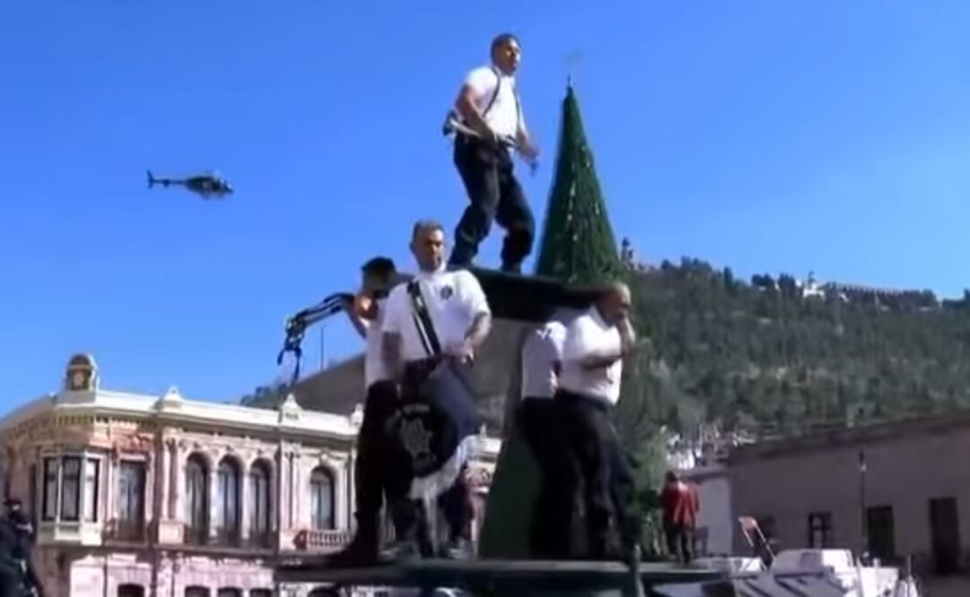 Caen cinco policías de una pirámide sobre una patrulla en el desfile de Zacatecas (20/11/2025). Foto: Especial