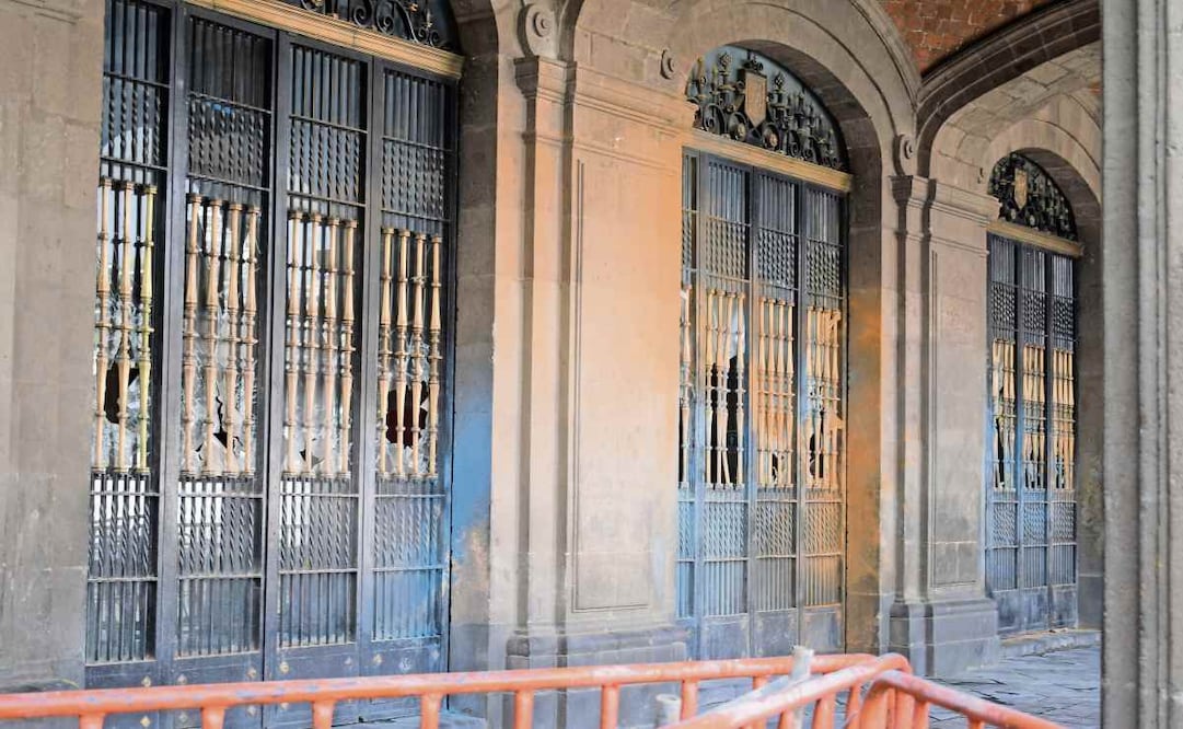 El inmueble del Gobierno de la Ciudad de México fue vandalizado por un grupo de hombres durante la marcha del Día Internacional de la Mujer. Foto: Santiago Cadena / EL UNIVERSAL