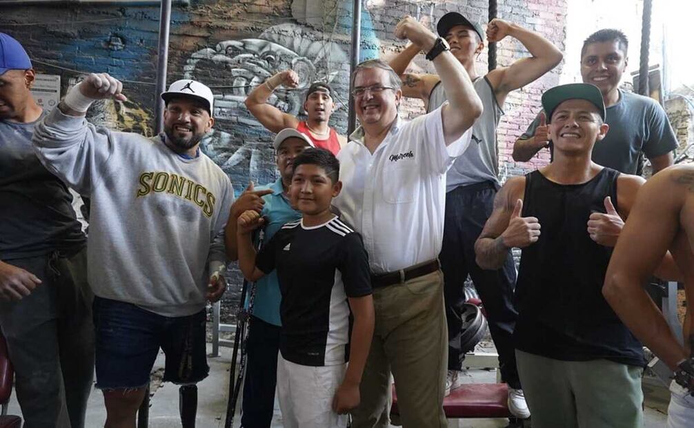 Marcelo Ebrard platicó con los jóvenes sobre la importancia del deporte y el trabajo en comunidad. Foto: Especial
