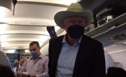 Ken Salazar bautiza vuelo de regreso a CDMX como el "Mexican One"; viaja con parte del equipo de AMLO 