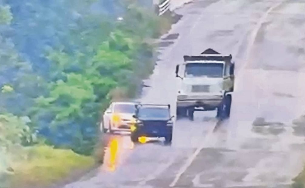 08: 36. Finalmente arranca la camioneta y se reincorpora a la carretera, junto con el vehículo blanco. Foto: Especial