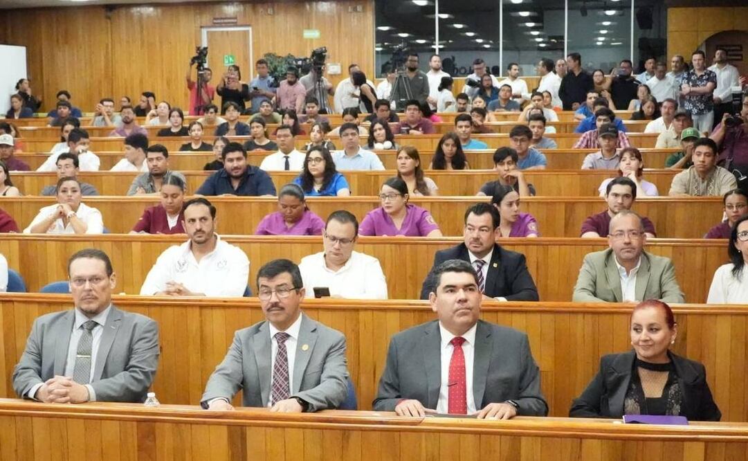 Alumnos de la Universidad Autónoma de Tamaulipas en reunión con aspirantes al Senado / Foto: Especial