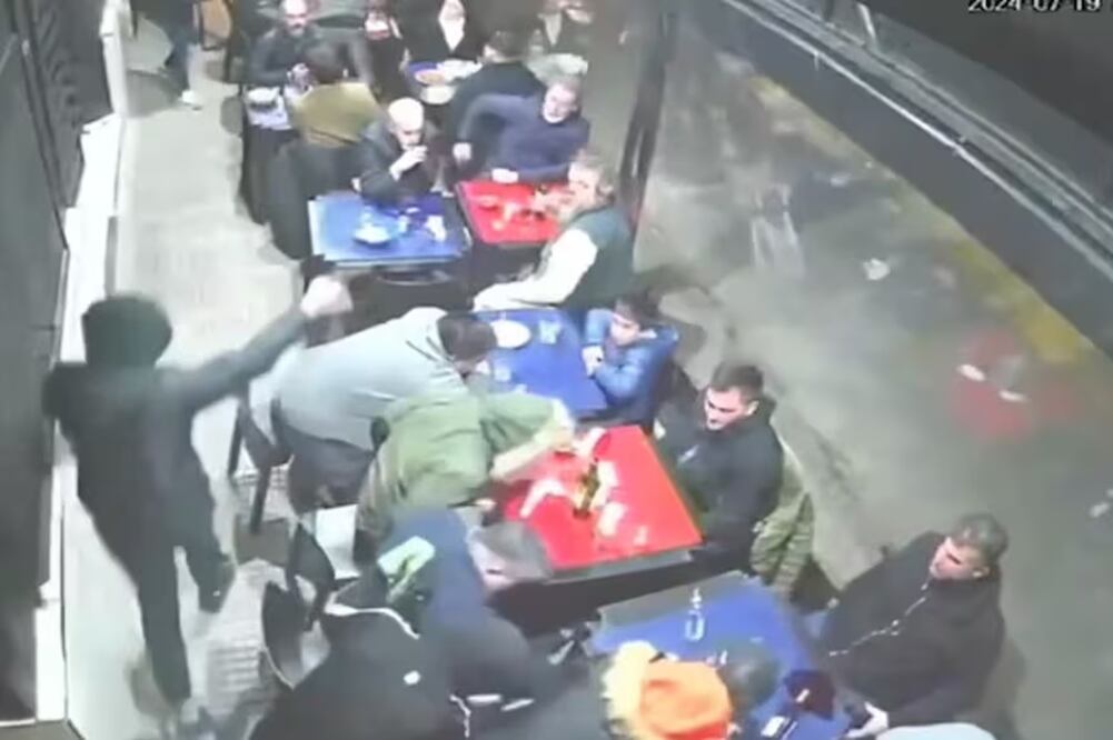 Un asalto violento ocurrió en un local de comida en Buenos Aires, Argentina. FOTO: CAPTURA