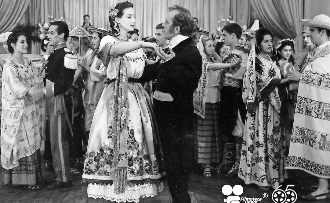 Imagen capturada durante el rodaje de la cinta La China Poblana (1943), de Fernando A. Palacios, en la que actuó María Félix y fue su primer película a color. Imágen: Filmoteca UNAM