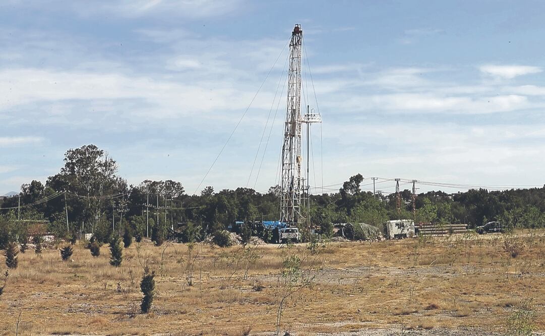 Maquinaria y materiales ya se encuentran dispuestos en las inmediaciones de la carretera Zumpango-Cuautitlán, en el acuífero Cuautitlán-Pachuca. Foto: de Diego C. Montesinos. El Universal.