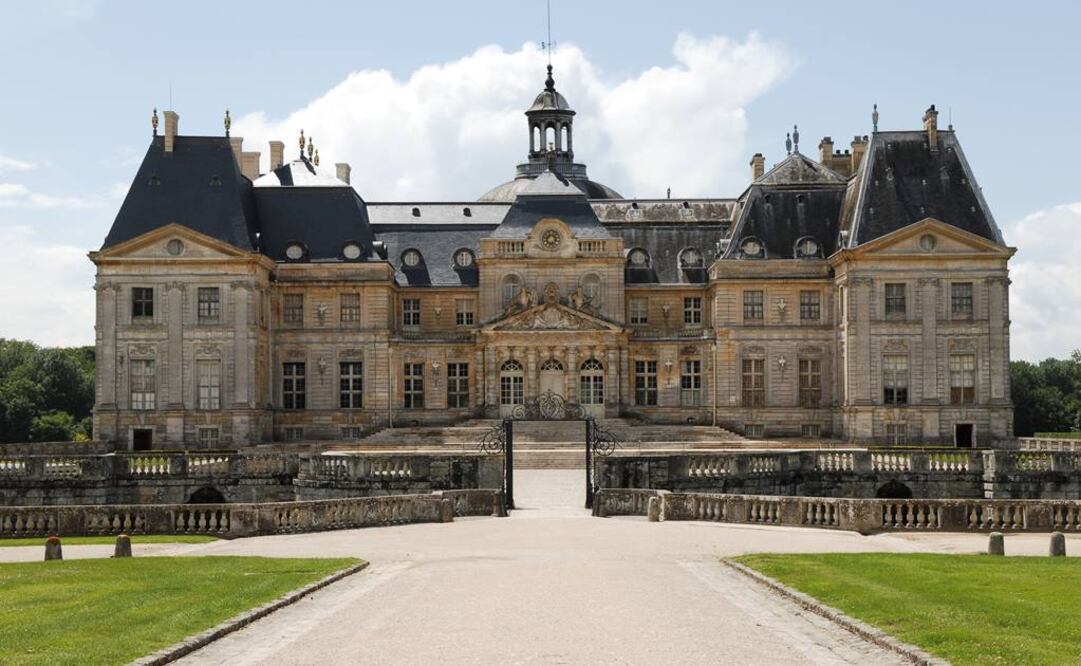 El castillo tiene un salón de baile con el suelo de mármol, un comedor con lámparas de araña y jardines podados con precisión (Foto: AFP)