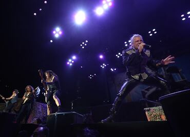 Mamá acompaña a su hijo invidente a concierto de Iron Maiden