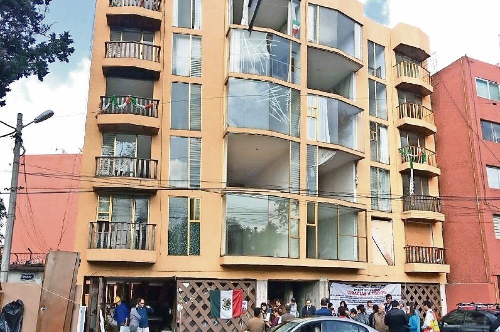 El edificio en la colonia El Rosedal se compone de dos torres de siete niveles, y ante la inestabilidad, se demolerá los primeros pisos manualmente (SOBSE)