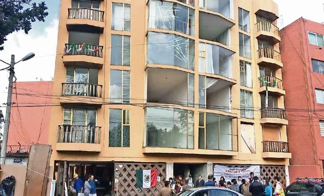 El edificio en la colonia El Rosedal se compone de dos torres de siete niveles, y ante la inestabilidad, se demolerá los primeros pisos manualmente (SOBSE)
