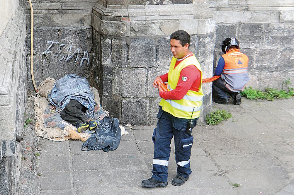 Una persona con aspecto de indigente fue encontrada ayer sin vida a un costado de la iglesia de Sta Veracruz, en avenida Hidalgo (EDUARDO SÁNCHEZ. EL UNIVERSAL)