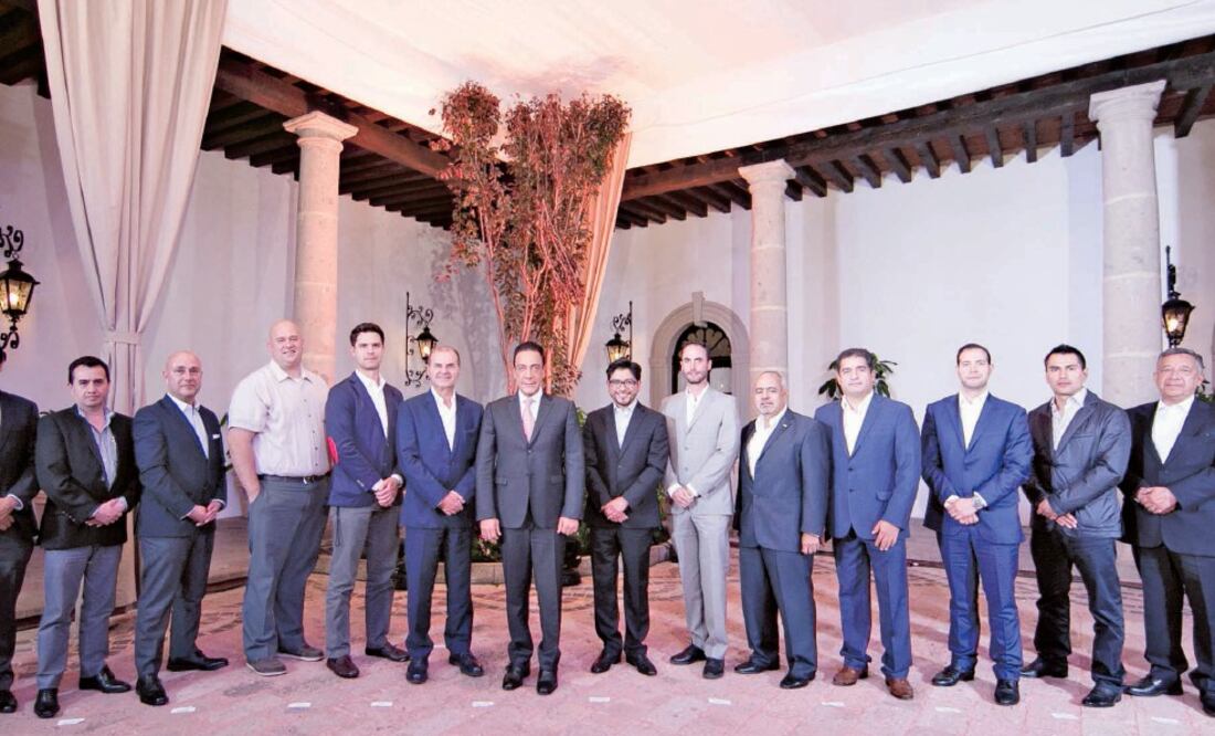 El gobernador Omar Fayad (cuarto de izq. a der.) dijo que los proyectos de inversión provienen de países como EU, Francia, Austria, Italia y México.