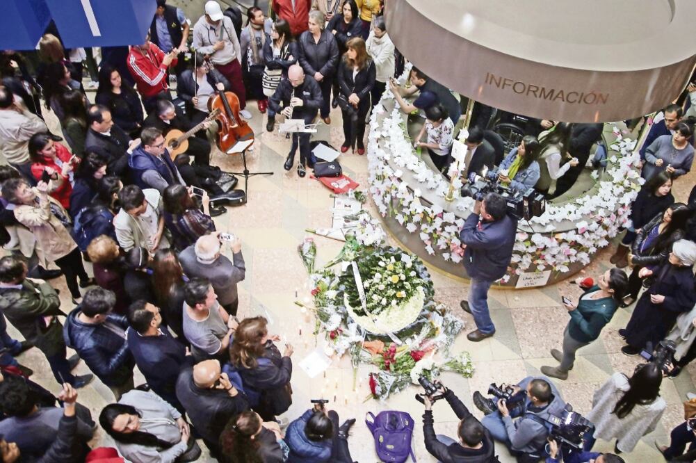 Colombianos colocaron en el Centro Comercial Andino flores de papel con mensajes, en memoria de las víctimas del atentado del sábado.
