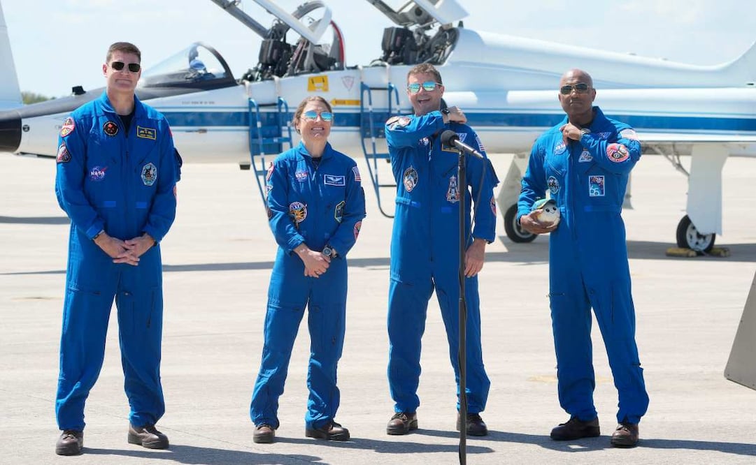 Los miembros de la tripulación de Artemis 2, de izquierda a derecha: el especialista de misión Jeremy Hansen, de Canadá; la especialista de misión Christina Koch; el comandante Reid Wiseman; y el piloto Victor Glover, posan para una foto tras la llegada de la tripulación al Centro Espacial Kennedy el viernes 27 de marzo de 2026, en Cabo Cañaveral, Florida. Foto: AP