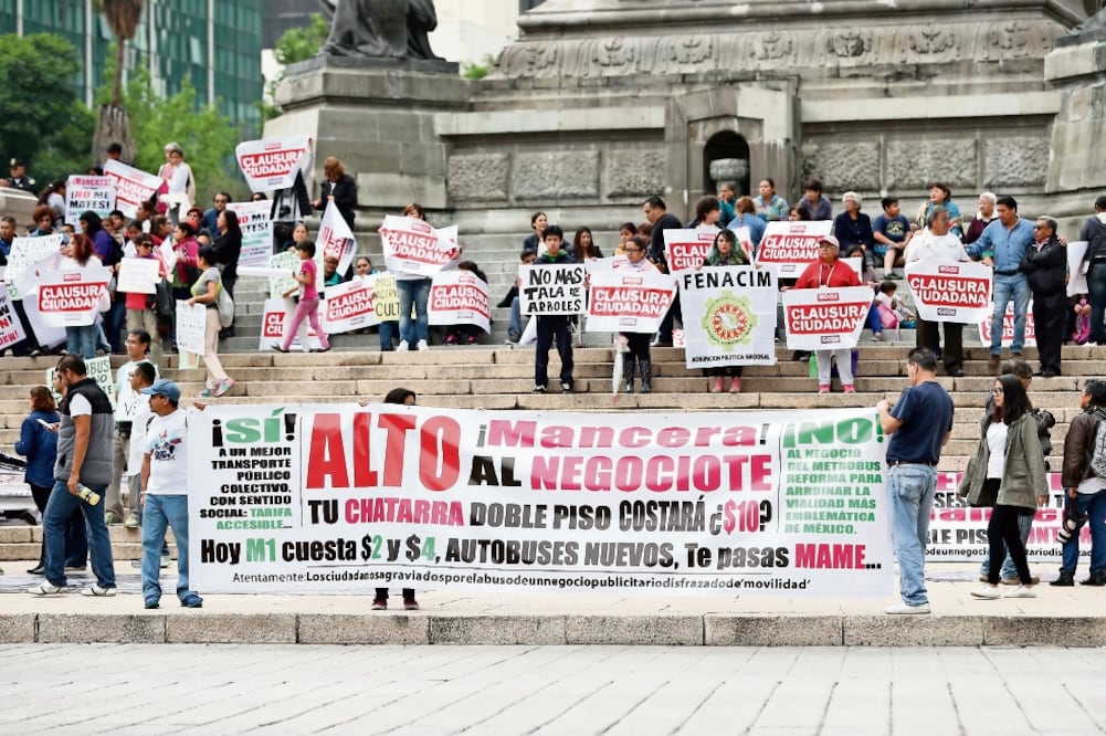 Alrededor de 200 personas se congregaron en el Ángel de la Independencia al mediodía y de ahí caminaron por Reforma hasta la Estela de Luz (FOTOS: ARIEL OJEDA. EL UNIVERSAL)