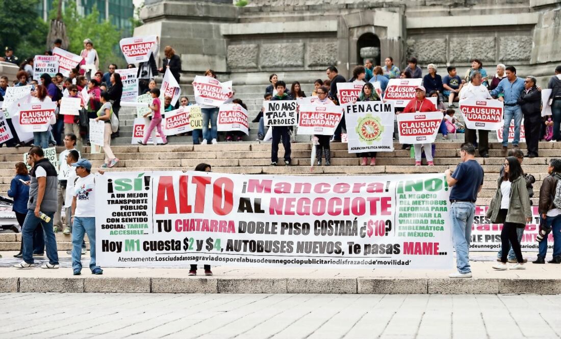 Alrededor de 200 personas se congregaron en el Ángel de la Independencia al mediodía y de ahí caminaron por Reforma hasta la Estela de Luz (FOTOS: ARIEL OJEDA. EL UNIVERSAL)