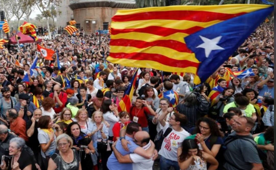 People celebrate after the Catalan regional parliament passes the vote of independence from Spain - Photo: Yves Herman/REUTERS