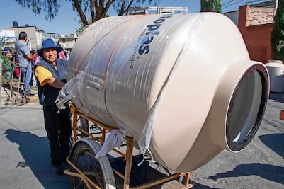 Quintanarroenses aseguran tinacos y escriben sus datos para evitar robos por vientos del Huracán Beryl