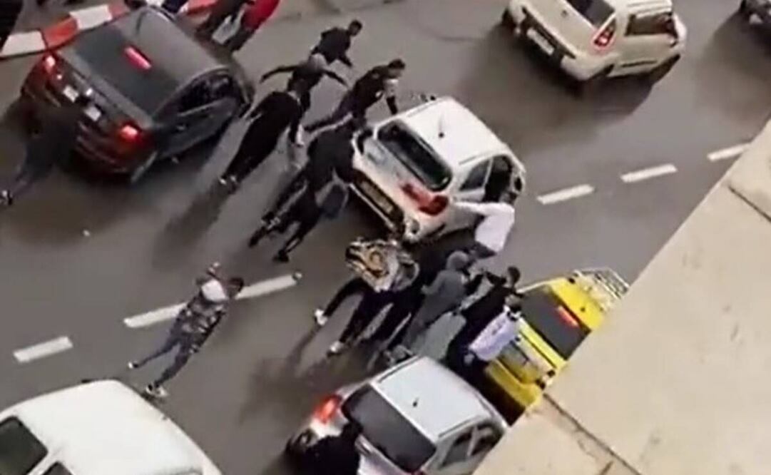 En un video se observa a una decena de civiles rodear el vehículo para luego atacarlo a patadas, puños y pedradas. Foto: tomada de video