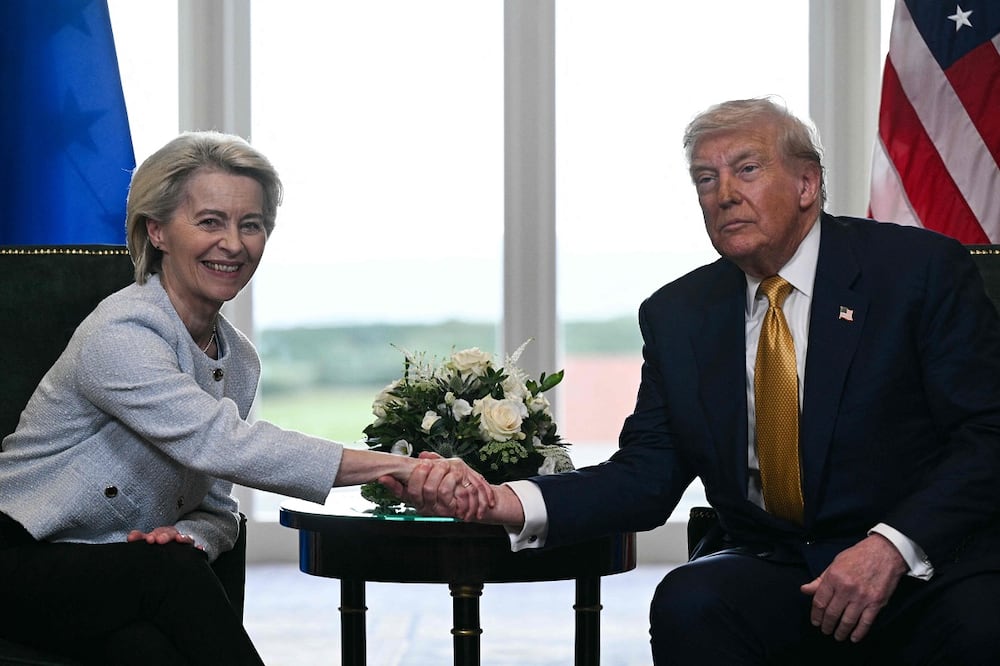 El mandatario de Estados Unidos, Donald Trump, estrecha la mano de la presidenta de la Comisión Europea, Ursula von der Leyen, tras su reunión en Turnberry.  Foto: AFP