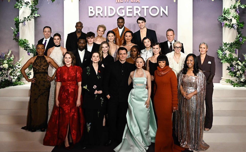 El reparto y el equipo de la serie, incluyendo a la actriz británica Adjoa Andoh, el actor británico Hugh Sachs, la actriz británica Florence Hunt, la actriz británica Ruth Gemmell. Foto:  JULIEN DE ROSA / AFP.