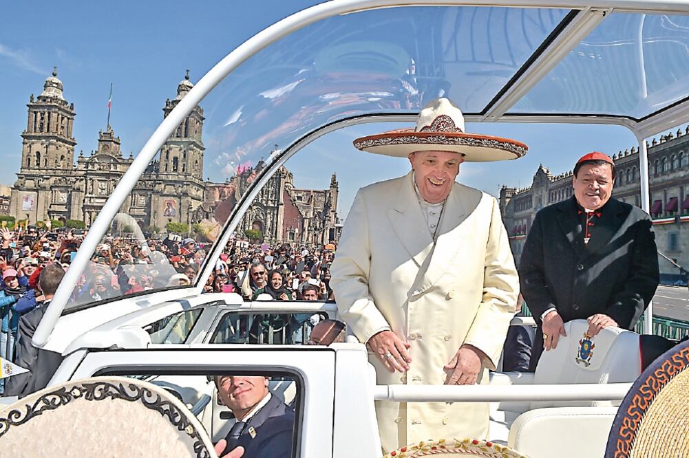 El Obispo de Roma recorrió la plancha del Zócalo capitalino a bordo del papamóvil; la gente lo esperaba con gusto y con la esperanza de que su visita tenga un impacto positivo en la República (PRESIDENCIA)