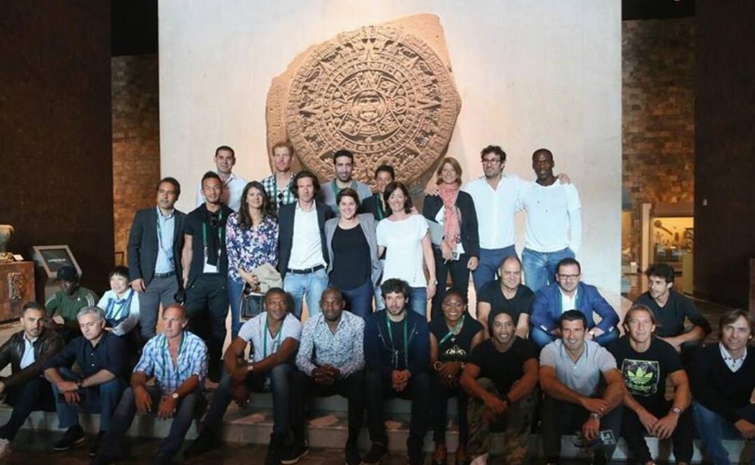 En la imagen se observa a diversos exjugadores de la élite mundial en la Sala Mexica del recinto capitalino. (FOTO: FIFA)