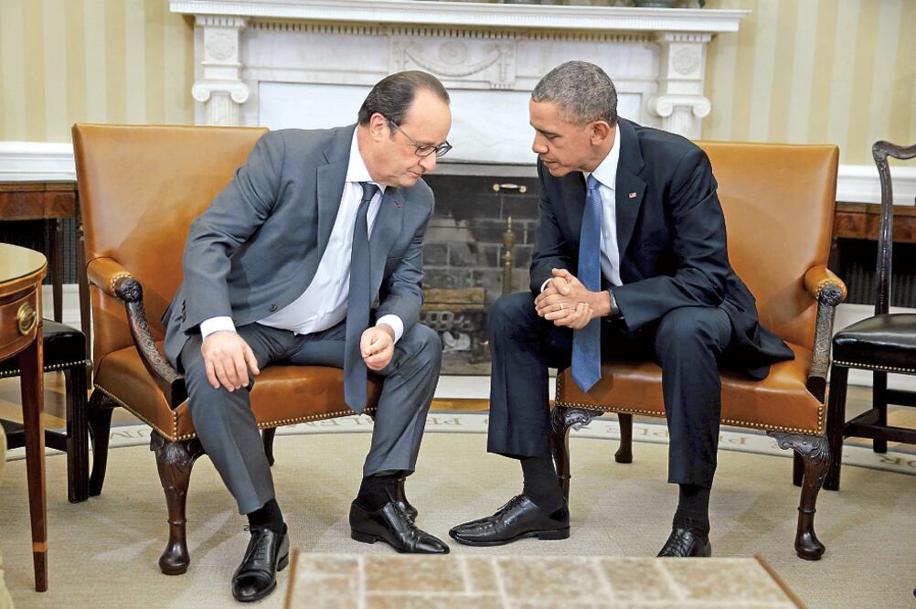 Los presidentes de Francia y EU conversan sobre la estrategia a seguir en contra de los extremistas islámicos, ayer en la Casa Blanca, en Washington (CARLOS BARRIA. REUTERS)