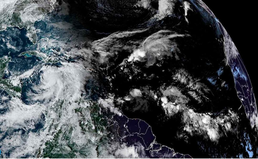 Imagen cedida por el Centro Nacional de Huracanes (NHC) estadounidense del pronóstico de cinco días del paso de la tormenta Rafael por el Caribe hacia el Golfo de México. Cuba, Jamaica y las Islas Caimán están en alerta por la tormenta tropical Rafael formada este lunes en el Atlántico, a partir de una depresión tropical, y que se prevé se intensifique hasta llegar a ser un huracán en el transcurso de esta semana. Foto: EFE