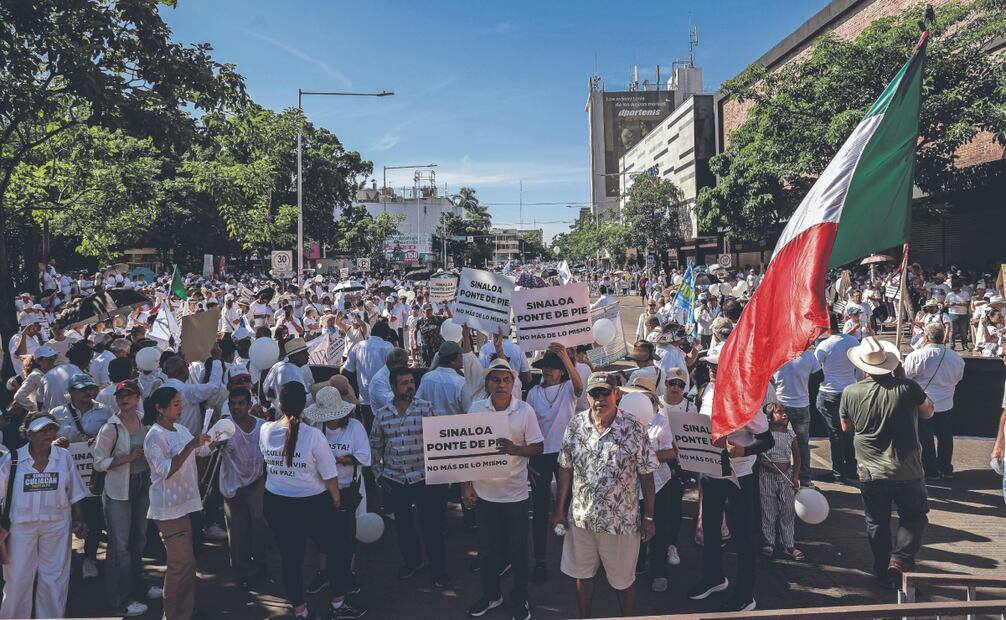 Gente de Culiacán y otros municipios participaron en esta segunda marcha por la paz, a dos años del inicio de la violencia entre grupos criminales en la entidad. Foto: Gabriel Pano/ EL UNIVERSAL