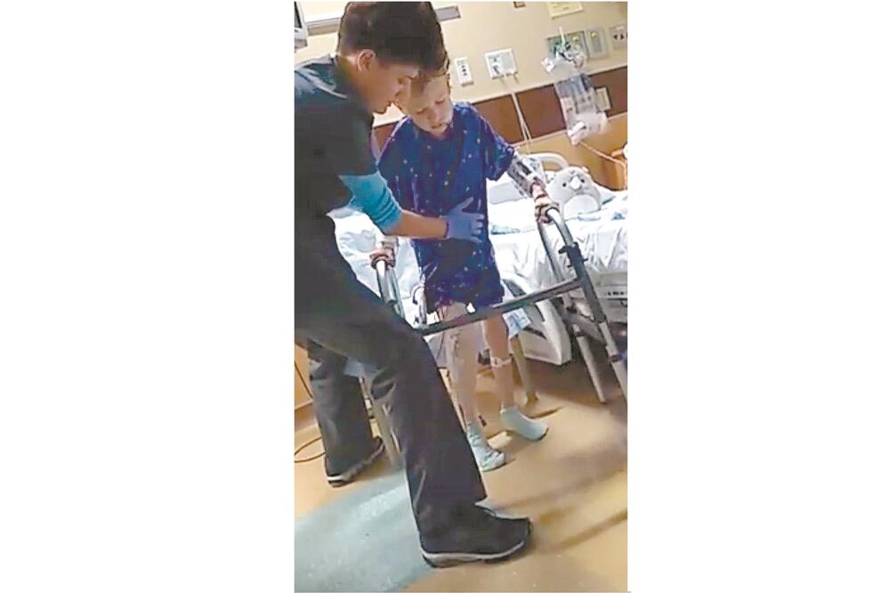 Cody, herido de bala en el pie y la cadera, enfoca sus esfuerzos en la terapia para volver a caminar. Foto/ESPECIAL