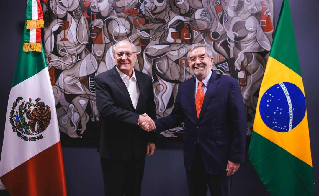 El canciller Juan Ramón de la Fuente recibió a Geraldo Alckmin, vicepresidente de Brasil, a su llegada al AIFA la noche del martes 26 de agosto del 2025. Foto: Especial.