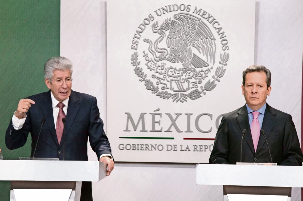 Gerardo Ruiz Esparza, secretario de Comunicaciones y Transportes (izq.), informó que los 11 nuevos accesos comprenden cinco proyectos que se concluyeron, cuatro que están en construcción y dos que están por iniciar obras (TERCERO DÍAZ. CUARTOSCURO)